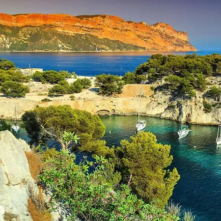 Duplex Atypique Renove En Plein Centre Du Village Cassis